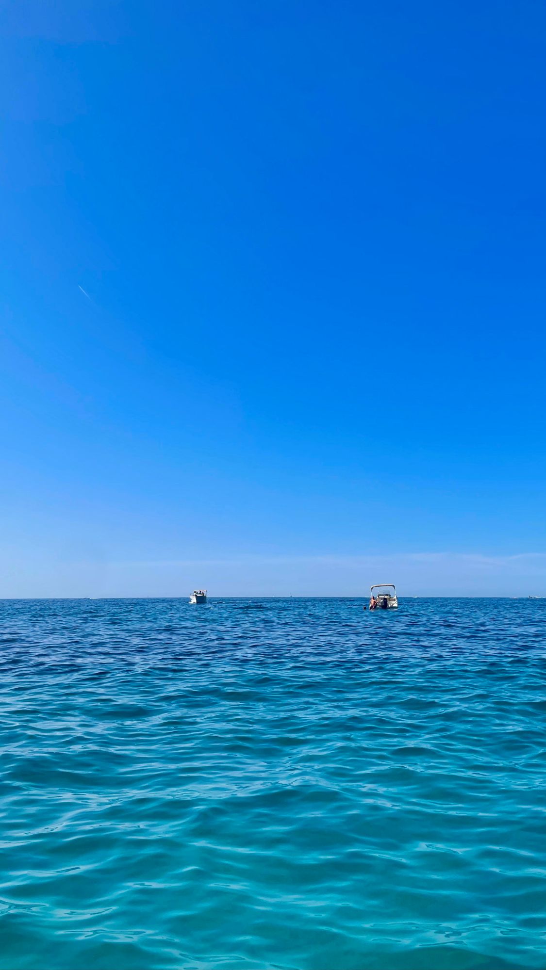 Mer calme, lors d'une journée bateau.