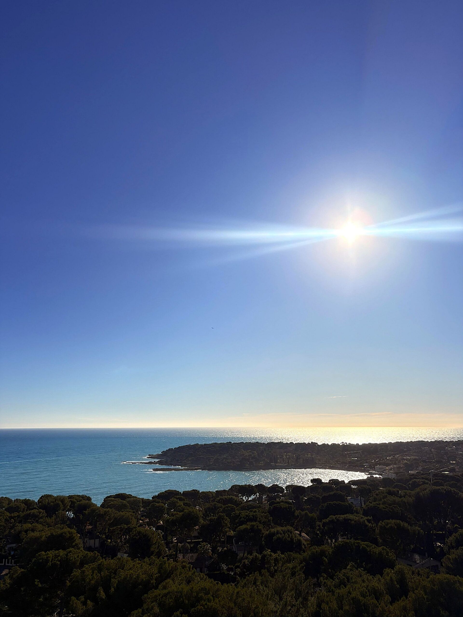 Vue en hauteur sur la mer au soleil